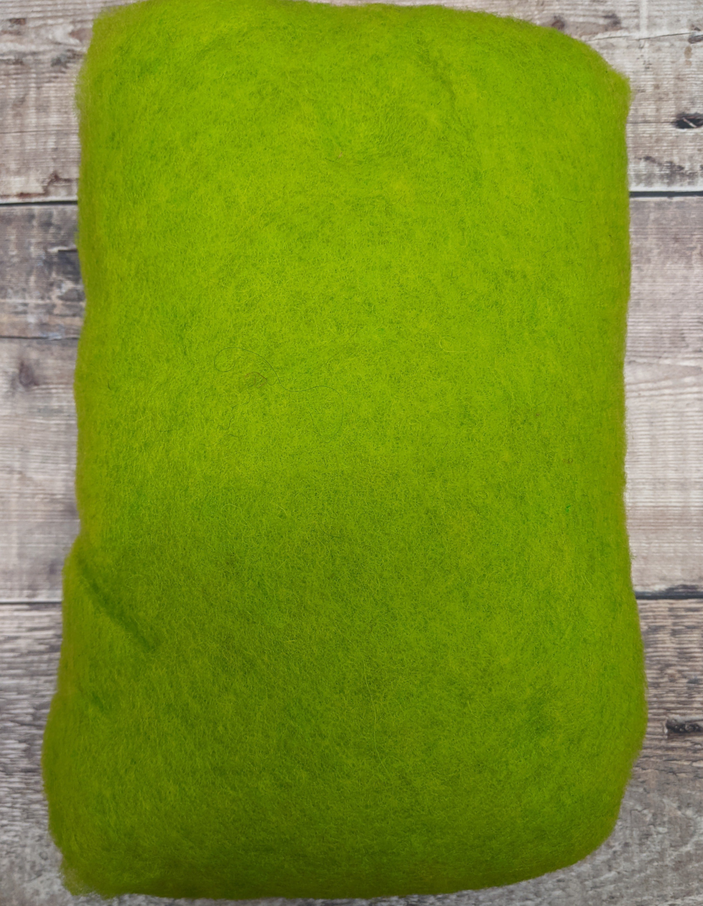 Mixed Scandinavian blend Carded large Wool Batt 100g Bright Apple Green