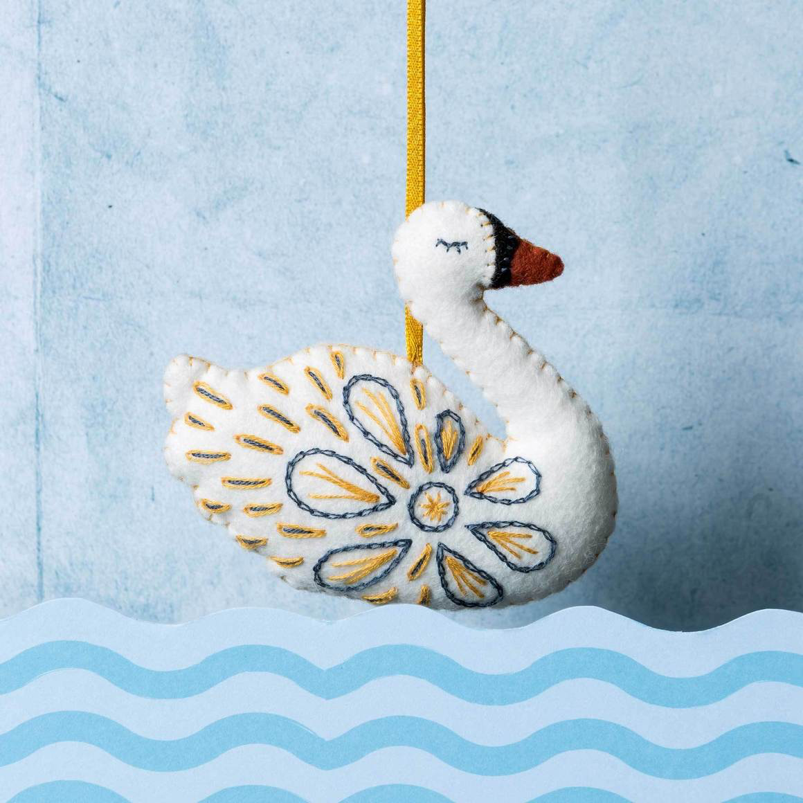 Corinne Lapierre : Felt Swan a-Swimming Mini Kit